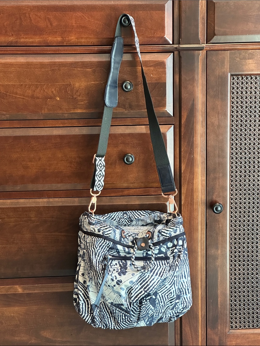 LULULEMON ATHLETICA Wanderlust Diversity Crossbody Bag White & Navy EC LIKE NEW